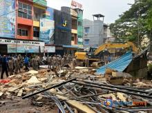 Tim Terpadu Gusur Puluhan Bangunan yang Berdiri di Row Jalan Cikitzu Batam Kota