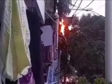 Tiang Listrik Terbakar di Bengkong Palapa Swadaya, Warga Panik!