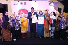 Bupati Bintan Roby Kurniawan dan Ketua TP PKK Terima Penghargaan Manggala Karya Kencana dari BKKBN RI