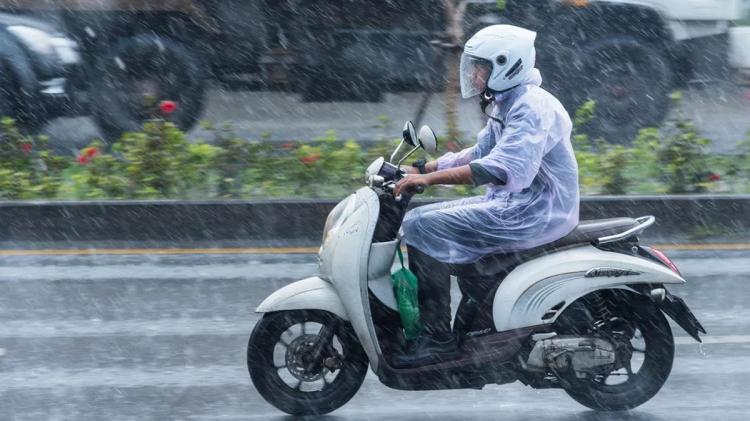 Tips Mengendarai Sepeda Motor Saat Hujan Agar Tetap Aman di Jalan Raya