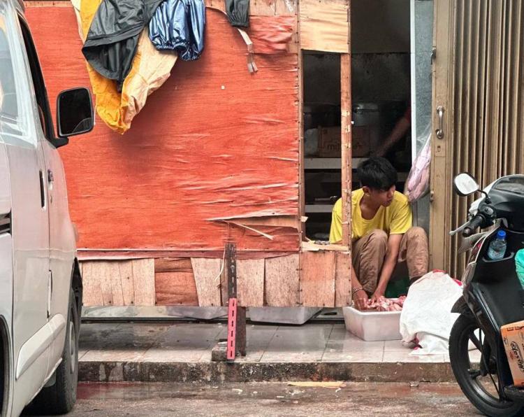 Limbah Ayam di Ruko KBC Ganggu Pelanggan Restoran, Minta DLH untuk Turun Tangan