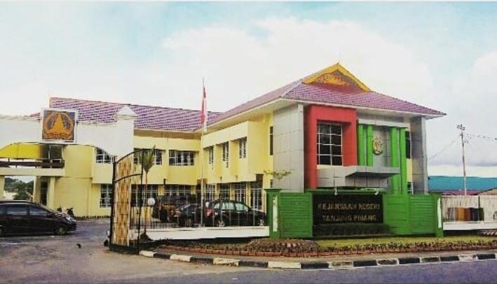 Kejaksaan Negeri Tanjungpinang Terima Tersangka Korupsi Pengadaan Barang Inventaris SMP Negeri 1: Kerugian Negara Rp 394 Juta