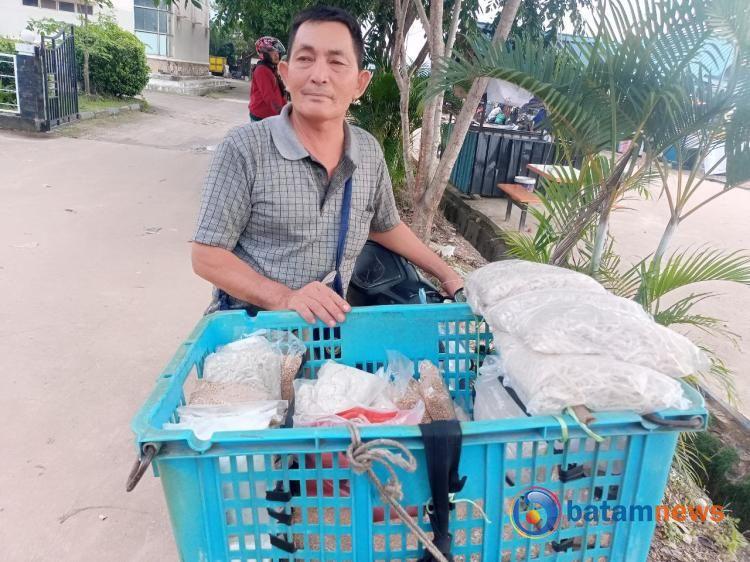 Jual Sagu Lenggang di Tengah Hiruk-pikuk Kota Batam, Uwa Mampu Raup Omzet hingga Rp700 Ribu Per Hari