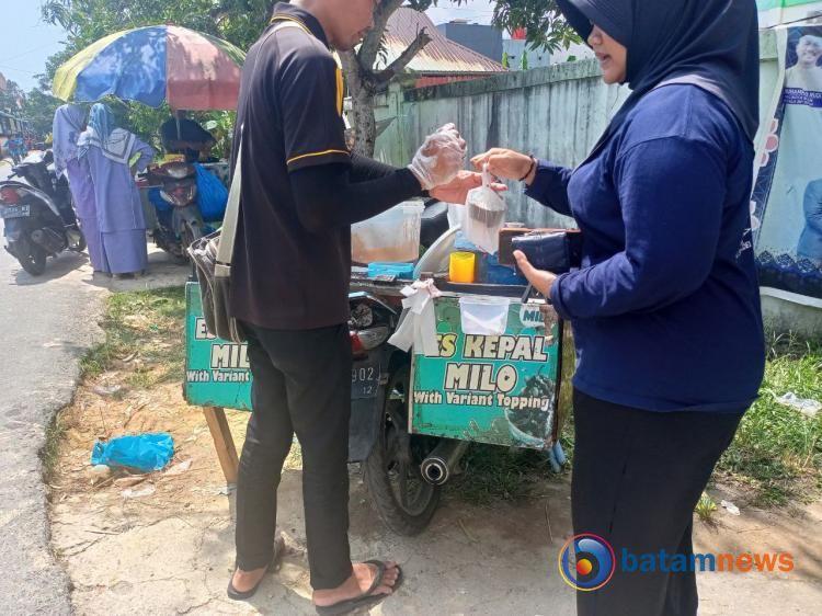 Kerja Sampingan Jualan Es Kepal Milo, Pak Dadang Rauh Omzet Capai Rp500 Ribu Per Hari