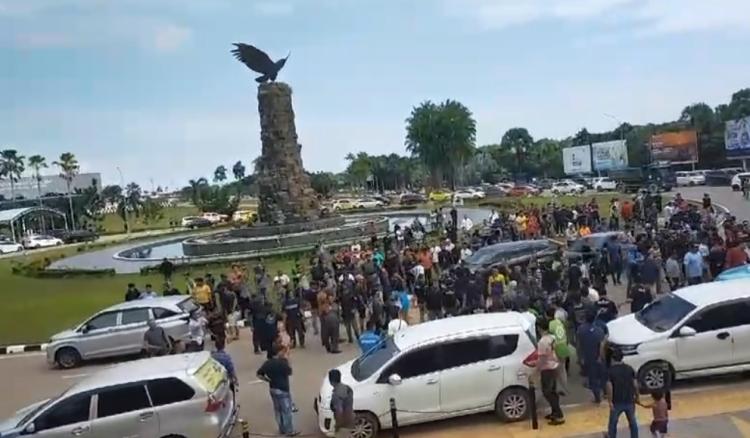 Ratusan Pengemudi Taksi Online Unjuk Rasa di Bandara Hang Nadim Batam