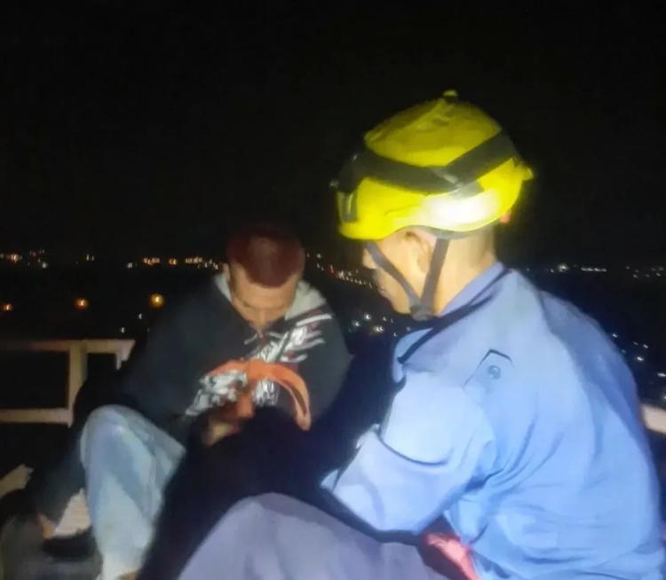 Damkar Batam Selamatkan Seorang Pria Nekat Manjat Tower Setinggi 40 Meter di Tanjung Uma