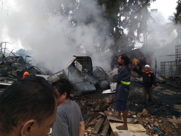 Kebakaran Gudang Barang Bekas di Kampung Air, Batam: Kerugian Hingga Ratusan Juta Rupiah