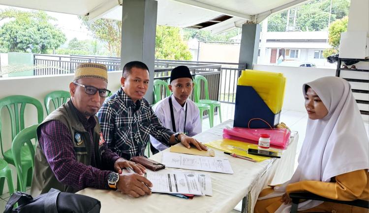 Ketua KKSS Kepri Berikan Beasiswa Penuh kepada Santri di Pondok Pesantren Modern Darul Mukhlisin