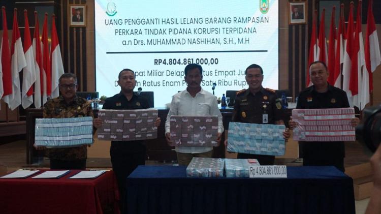 Kejaksaan Negeri Batam Serahkan Uang Pengganti dari Hasil Lelang Aset Korupsi ke Pemko Batam