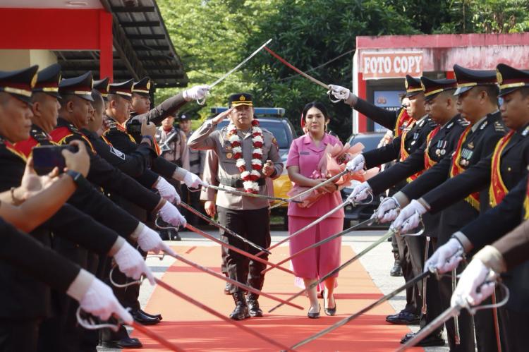 Tradisi Pedang Pora Sambut Kapolresta Barelang Baru, Kombes Pol Heribertus Ompusunggu