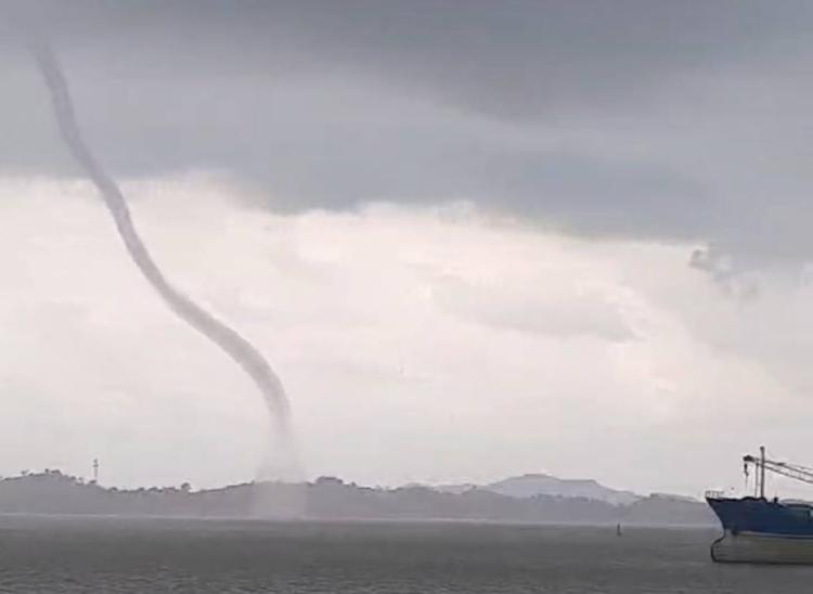 Pusaran Waterspout di Perairan Depan Coastal Area Karimun Sempat Bikin Kaget Warga