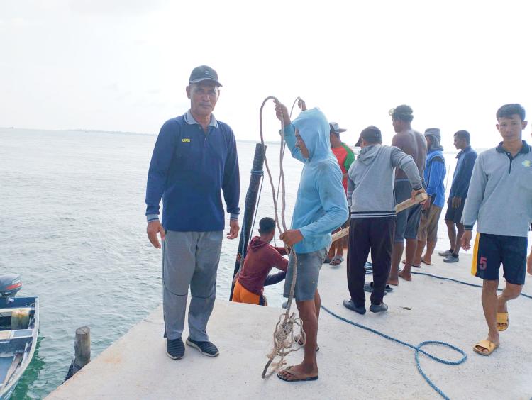 Warga dan Camat Katang Bidare Gotong Royong Perbaiki Sandaran Kapal Ferry di Dermaga Pulau Bukit