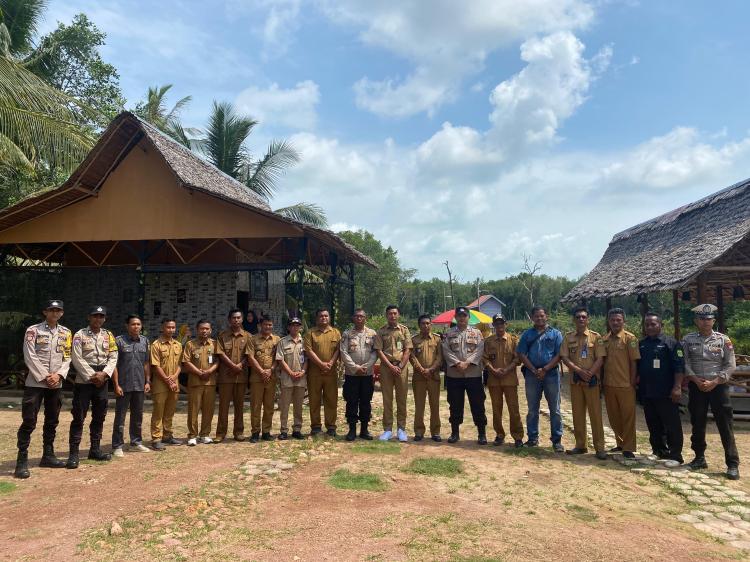 Kapolsek Daik Lingga Galang Silaturahmi dan Sinergitas dengan Camat dan APDESI Lingga Timur, Sertai Bansos dari Kapolda Kepri