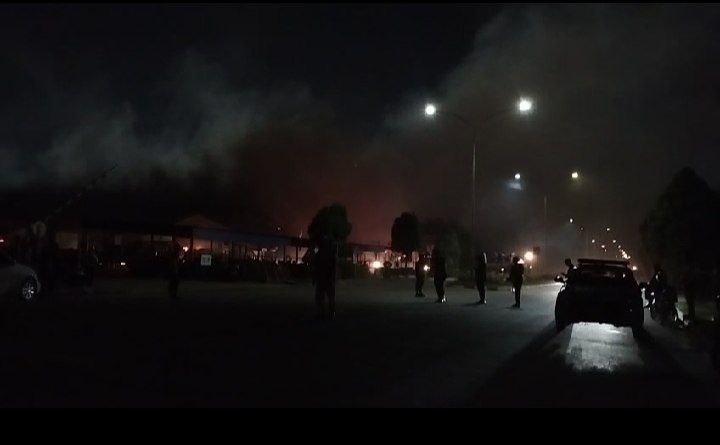 Kebakaran di PT Dwi Sumber Arca Waja Batam, Gudang Alat Las Hangus Terbakar