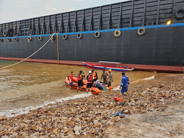 Pekerja Hilang di Laut: Kecelakaan Kapal Tongkang Buana Jaya di Batam