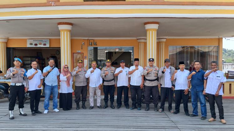 Kapolsek Daik Gelar Silaturahmi dan Berikan Bansos di Kecamatan Lingga Utara