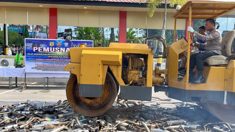 Satlantas Polres Karimun Musnahkan Knalpot Racing dan Plat Nomor Palsu Hasil Ops Seligi