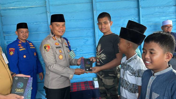 Program Podasilau Satpolairud Polres Karimun Terus Beri Dukungan Pendidikan Anak Pesisir