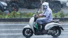 Tips Mengendarai Sepeda Motor Saat Hujan Agar Tetap Aman di Jalan Raya