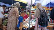 Semangat Tak Kenal Usia, Lansia di Pasar Jodoh Batam Tetap Produktif Berjualan