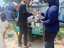 Kerja Sampingan Jualan Es Kepal Milo, Pak Dadang Rauh Omzet Capai Rp500 Ribu Per Hari