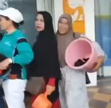 Protes Krisis Air, Warga Happy Garden Datangi Kantor Air Batam Hilir Bawa Gayung dan Ember