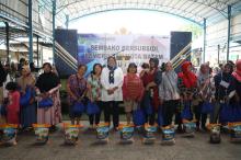 Kedekatan Marlin Dengan Warga Sagulung Saat Bagikan 6.300 Paket Sembako Bersubsidi