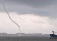 Pusaran Waterspout di Perairan Depan Coastal Area Karimun Sempat Bikin Kaget Warga