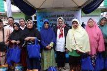 Wagub Kepri Marlin Agustina Salurkan 8.400 Paket Sembako Bersubsidi di Batam