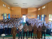 Kapolsek Daik Beri Sosialisasi Kepemimpinan dan Tertib Berlalu Lintas di MPLS SMK dan SMA Negeri Lingga