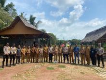 Kapolsek Daik Lingga Galang Silaturahmi dan Sinergitas dengan Camat dan APDESI Lingga Timur, Sertai Bansos dari Kapolda Kepri