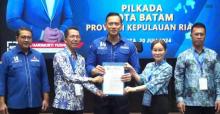 AHY Serahkan Langsung Dukungan Partai Demokrat untuk Pasangan Amsakar - Li Claudia di Pilwakot Batam