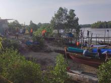 Nelayan Karimun Hilang Saat Melaut, Kapal Pompong Ditemukan Menabrak Rumah Warga