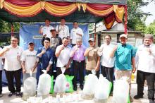 Pemko Batam Serahkan 79 Paket Bioflok dan Bibit Ikan Nila untuk 17 Kelompok Budi Daya