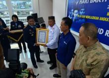 Lanud RHF Tanjungpinang Berikan Penghargaan kepada Ketua BPW KKSS Kepri Ady Pawennari