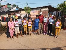Perpustakaan Aira di Tanjungpinang Bagikan LKS Gratis untuk Anak Kurang Mampu di Kampung Tengah