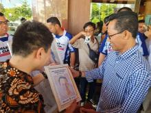 Seniman Muda Batam Ciptakan Lukisan Wajah Calon Wali Kota Amsakar Achmad dengan Rubik