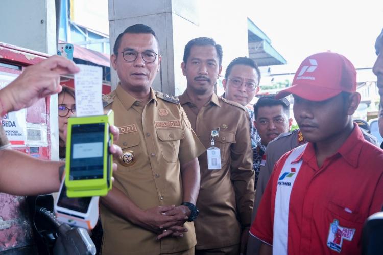 Pj Wali Kota Tanjungpinang Launching Fuel Card Bukopin untuk Solar Subsidi, Sopir Lori Keluhkan Biaya Administrasi