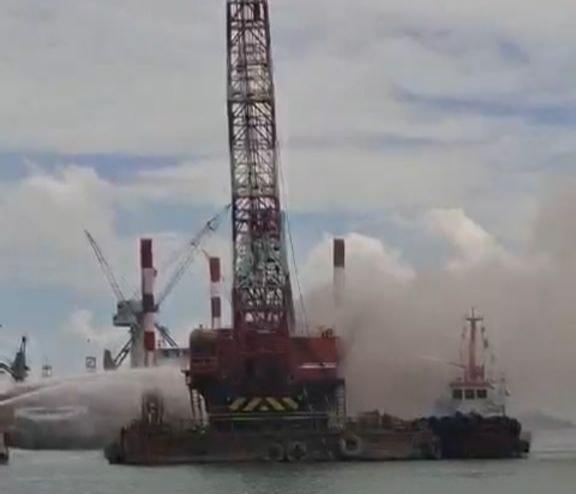 Kapal Pengeruk Pasir Terbakar di Perairan PT. Pax Ocean Batam