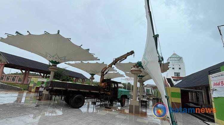 Cuaca Buruk di Karimun, Payung Membran Coastal Area Tumbang Diterjang Angin Kencang