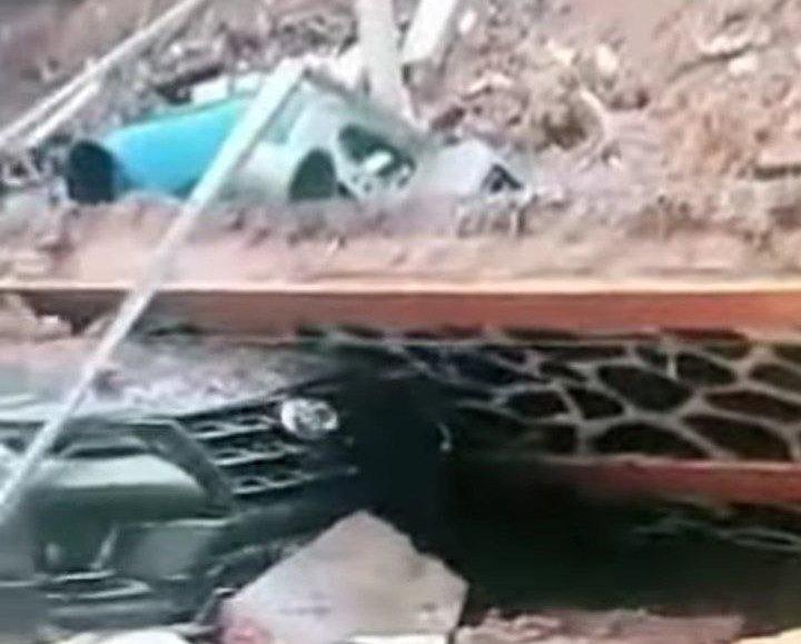 Hujan Deras Picu Longsor di Lubuk Baja: Tiga Mobil Tertimbun Batu Miring, Kerugian Ratusan Juta Rupiah