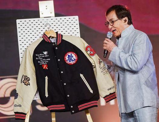 Jaket Jackie Chan Laku Rp 1,58 Miliar dalam Lelang Amal di Acara Apresiasi Nasabah Sinarmas