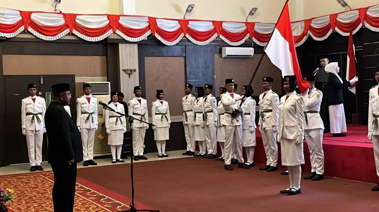 Bupati Karimun Kukuhkan 30 Anggota Paskibraka untuk Upacara HUT ke-79 RI