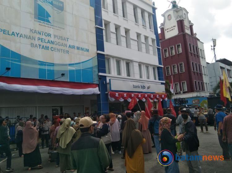 Puluhan Warga dan PMKRI Gelar Aksi Tuntut Air Bersih di Kantor SPAM Batam