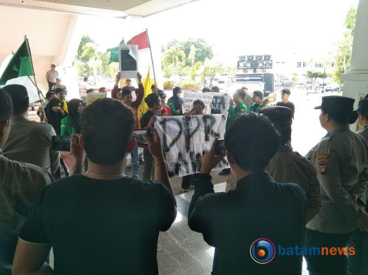 AMUKRA Batam Gelar Aksi Desak DPRD Sampaikan Tuntutan Terkait UU Pilkada ke DPR RI