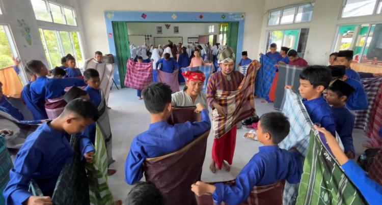 Perkumpulan Perkasa Alam Karimun Ajarkan Seni Tradisional Melayu kepada Siswa SMPN 3 Tebing
