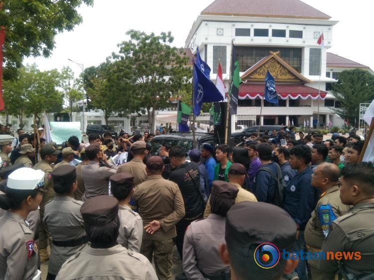 Ratusan Mahasiswa Batam Gelar Aksi di Depan DPRD, Kawal Putusan MK Menjelang Pilkada 2024