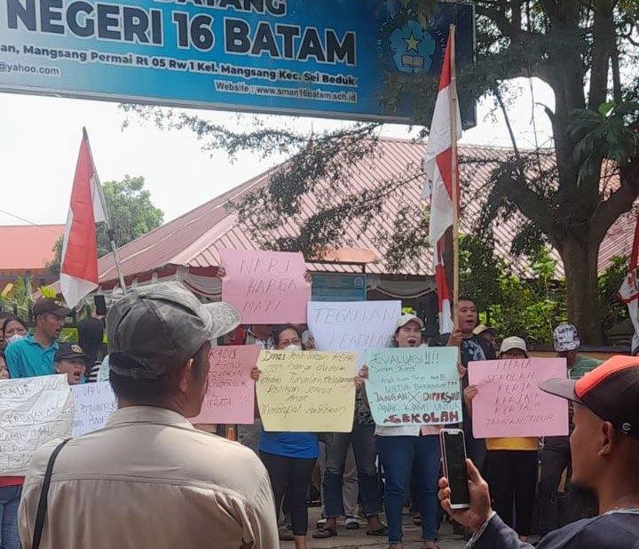 Puluhan Wali Siswa Protes di SMAN 16 Batam, Tuntut Gubernur Kepri dan Kadisdik Turun Tangan