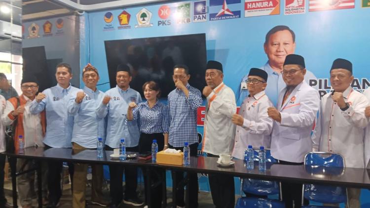 Resmi Daftar Pertama di KPU Batam, Amsakar-Li Claudia Tampil Kompak dengan Baju Kotak-Kotak