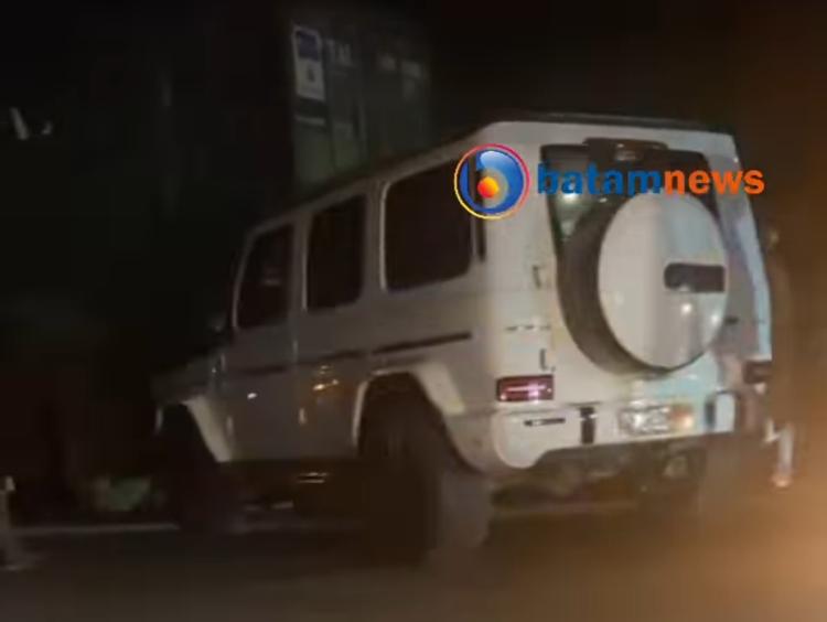 Mercedes Benz G-Class Seharga Rp6,5 Miliar Remuk Tabrak Kontainer Mogok